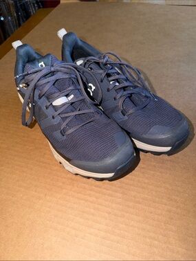 On Running women’s Trail Sneakers CloudWander Waterproof size 9